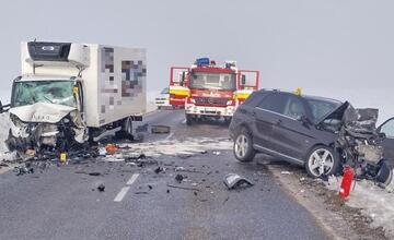 FOTO: Medzi obcami Žakovce a Huncovce sa stala nehoda, prejazd nebol možný