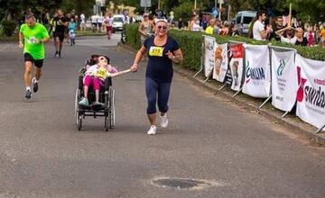 FOTO: Ťažko zdravotne postihnutá Katka zdoláva so svojou mamou Ľubkou bežecké výzvy