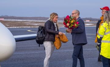 FOTO: Svetové lyžiarky na letisku v Poprade