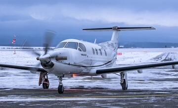 FOTO: Svetové lyžiarky na letisku v Poprade