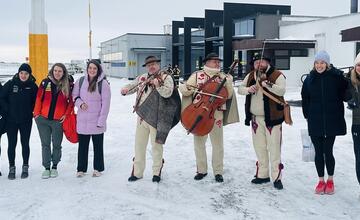 FOTO: Svetové lyžiarky na letisku v Poprade