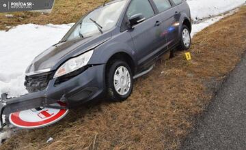 FOTO: Vodič narazil s 2,5 promile do dopravnej značky