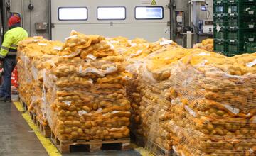 FOTO: Odkiaľ prichádzajú vaše potraviny? Navštívili sme centrálny sklad Kauflandu