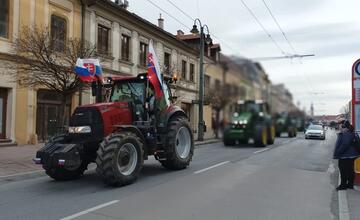 FOTO: Protestné traktory sa presúvali aj centrom Prešova