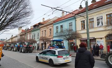 FOTO: Protestné traktory sa presúvali aj centrom Prešova