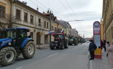 FOTO: Protestné traktory sa presúvali aj centrom Prešova