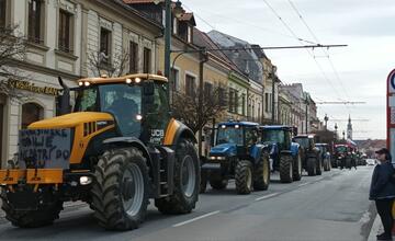 FOTO: Protestné traktory sa presúvali aj centrom Prešova