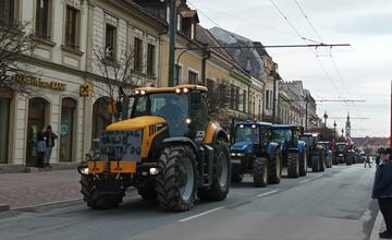 FOTO: Protestné traktory sa presúvali aj centrom Prešova