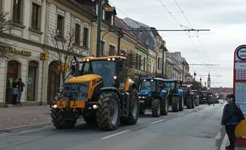 FOTO: Protestné traktory sa presúvali aj centrom Prešova
