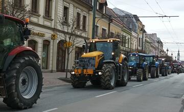 FOTO: Protestné traktory sa presúvali aj centrom Prešova
