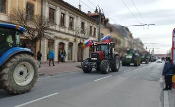 FOTO: Protestné traktory sa presúvali aj centrom Prešova