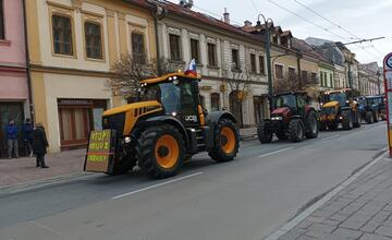 FOTO: Protestné traktory sa presúvali aj centrom Prešova