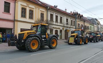 FOTO: Protestné traktory sa presúvali aj centrom Prešova