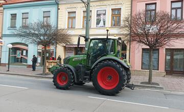 FOTO: Protestné traktory sa presúvali aj centrom Prešova