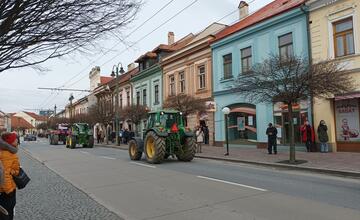 FOTO: Protestné traktory sa presúvali aj centrom Prešova