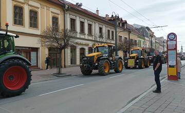 FOTO: Protestné traktory sa presúvali aj centrom Prešova
