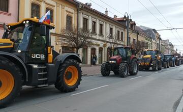 FOTO: Protestné traktory sa presúvali aj centrom Prešova