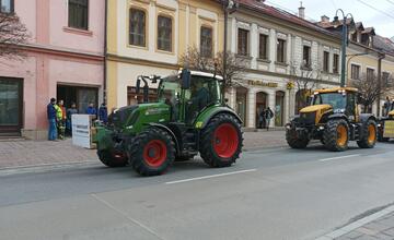 FOTO: Protestné traktory sa presúvali aj centrom Prešova