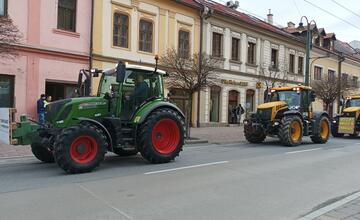 FOTO: Protestné traktory sa presúvali aj centrom Prešova