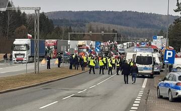 FOTO: Poľskí farmári blokujú prejazd na hraničnom priechode Vyšný Komárnik – Barwinek