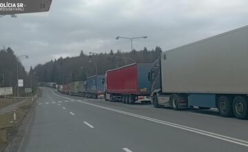 FOTO: Poľskí farmári blokujú prejazd na hraničnom priechode Vyšný Komárnik – Barwinek