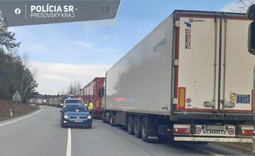 FOTO: Poľskí farmári blokujú prejazd na hraničnom priechode Vyšný Komárnik – Barwinek