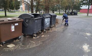 FOTO:  Na ulici Komenského v Bardejove vybuchol kanál so splaškami