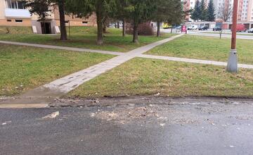 FOTO:  Na ulici Komenského v Bardejove vybuchol kanál so splaškami