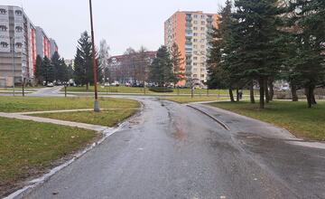 FOTO:  Na ulici Komenského v Bardejove vybuchol kanál so splaškami