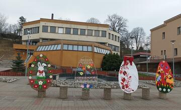 FOTO: Veľkonočná výzdoba na námestiach Prešovského kraja