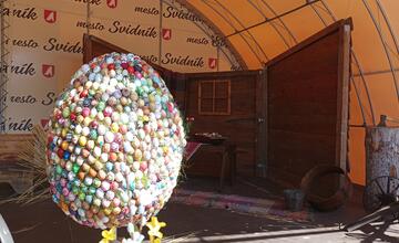 FOTO: Veľkonočná výzdoba na námestiach Prešovského kraja