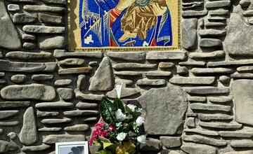 FOTO: V Starej Ľubovni si pripomínajú obete tragédie. Na mieste stoja kríže