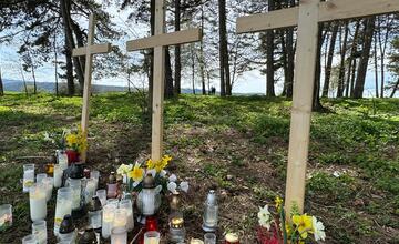 FOTO: V Starej Ľubovni si pripomínajú obete tragédie. Na mieste stoja kríže