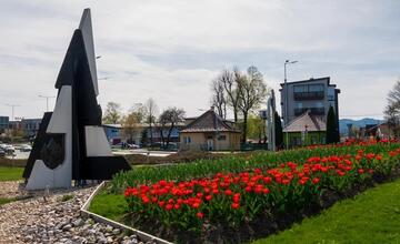 FOTO: Poprad ožíva farbami tulipánov