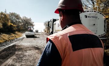 FOTO: Pokračuje rekonštrukcia úseku Kokošovce – Abranovce