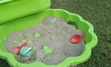 FOTO: Počas kosenia na Janouškovej v Prešove poškodili pracovníci detské hračky