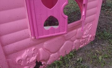 FOTO: Počas kosenia na Janouškovej v Prešove poškodili pracovníci detské hračky