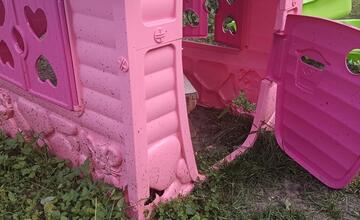 FOTO: Počas kosenia na Janouškovej v Prešove poškodili pracovníci detské hračky