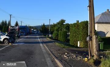 FOTO: Mladý vodič nabúral do merača rýchlosti a telekomunikačného stĺpa