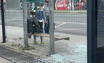 FOTO: V Poprade na ženu spadlo sklo z autobusovej zastávky
