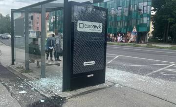 FOTO: V Poprade na ženu spadlo sklo z autobusovej zastávky