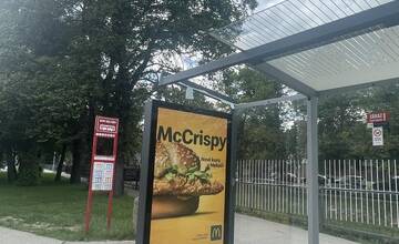 FOTO: V Poprade na ženu spadlo sklo z autobusovej zastávky