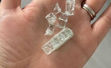 FOTO: V Poprade na ženu spadlo sklo z autobusovej zastávky