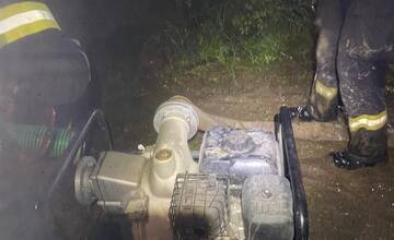 FOTO: Po prudkej búrke zasahovali v obci Petrovany hasiči