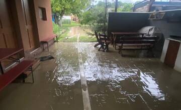 FOTO: Po prudkej búrke zasahovali v obci Petrovany hasiči