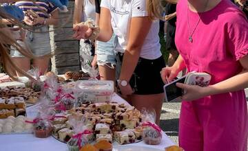 FOTO: Žiači Gymnázia v Stropkove napiekli dobrokoláče pre dobrú vec