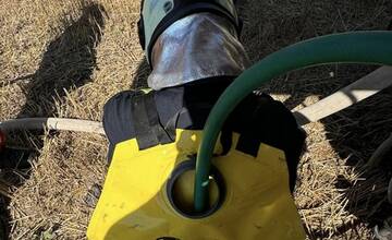 FOTO:  V obci Petrovany došlo k požiaru suchého porastu