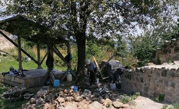 FOTO: Na Hrade Šariš naďalej prebiehajú stavebné práce