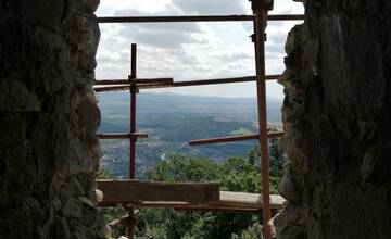 FOTO: Na Hrade Šariš naďalej prebiehajú stavebné práce