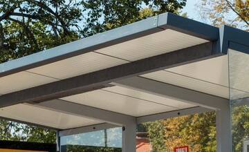 FOTO: V Poprade sa menia strechy na prístreškoch